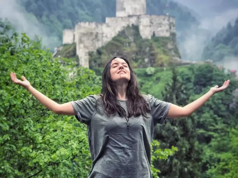 Simge Çakır ile Sisli Ortaçağ Şatolarında Kaçkarlar